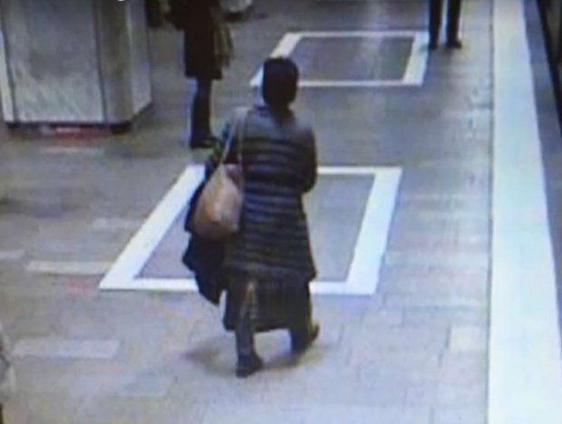 Femeia bănuită de ameninţare la metrou se află în evaluare la Spitalul Obregia