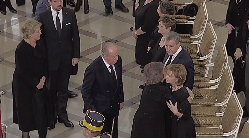 Momente inedite la Palatul Regal. Fostul rege Juan Carlos al Spaniei a ajuns la catafalcul Regelui Mihai