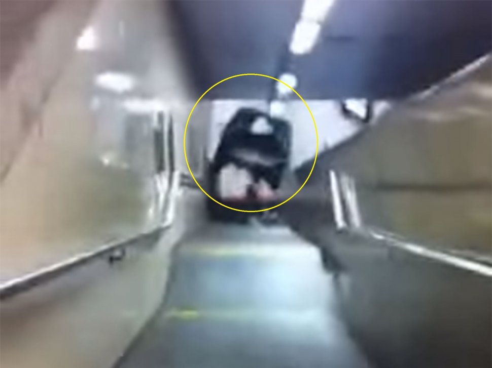 VIDEO. Momentul terifiant în care o mașină este împinsă pe scările de la metrou și ajunge pe peron. Călătorii au fost îngroziți