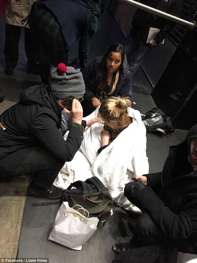 A simțit că naște pe stradă. S-a întins pe un trotuar, în centrul orașului și a așteptat. Când s-a trezit, ceva năucitor se întâmplase. Acum îl caută în toată țara 497435