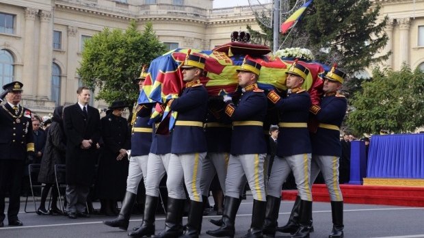 BBC: Peste 20.000 de persoane şi-au luat rămas-bun la Bucureşti de la Regele Mihai  