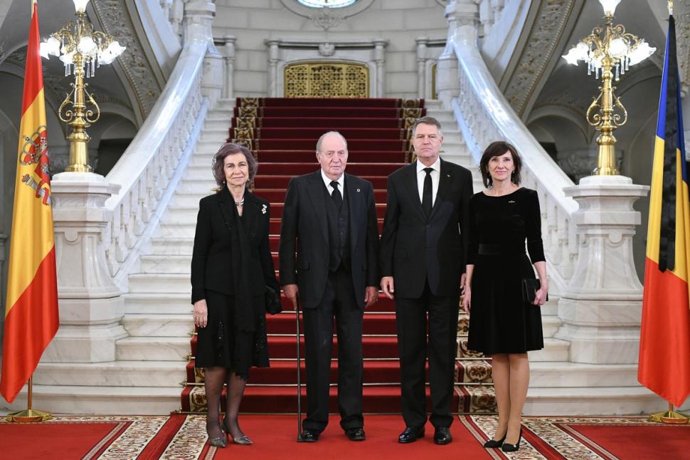 Ce făcea președintele Iohannis în timp ce Regele Mihai era dus la Curtea de Argeș FOTO