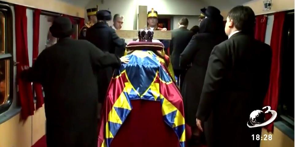  Imagini pline de durere din momentul în care trenul cu Regele Mihai a ajuns în gara din Curtea de Argeș. Ce au făcut Principesele FOTO 497565