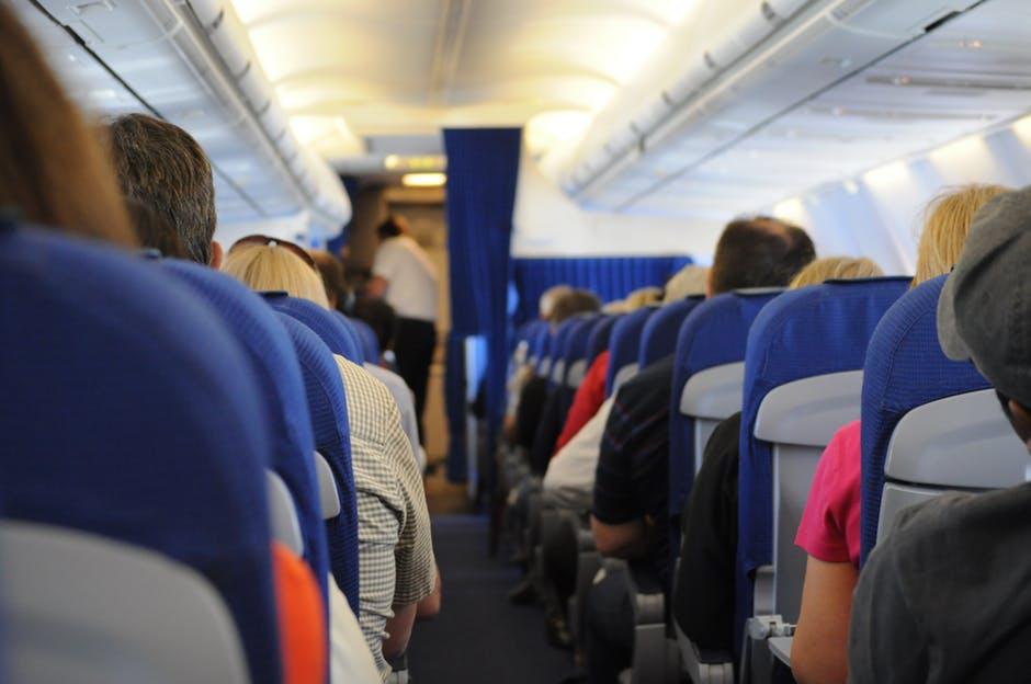 Incident dramatic în avion. O femeie, aflată sub influența alcoolului, a atacat o stewardesă. Motivul este incredibil 