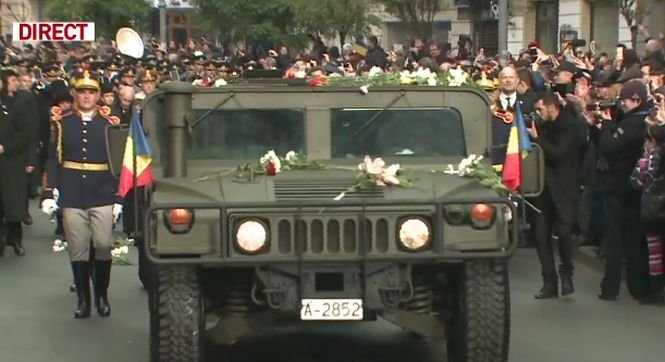 Mii de oameni la funeraliile Regelui Mihai. De pe margine se aruncă flori către sicriu - VIDEO
