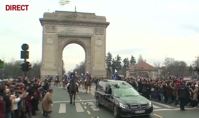 Sicriul cu trupul neînsufleţit al Regelui Mihai a trecut pe la Arcul de Triumf. Cum a reacționat mulțimea - VIDEO