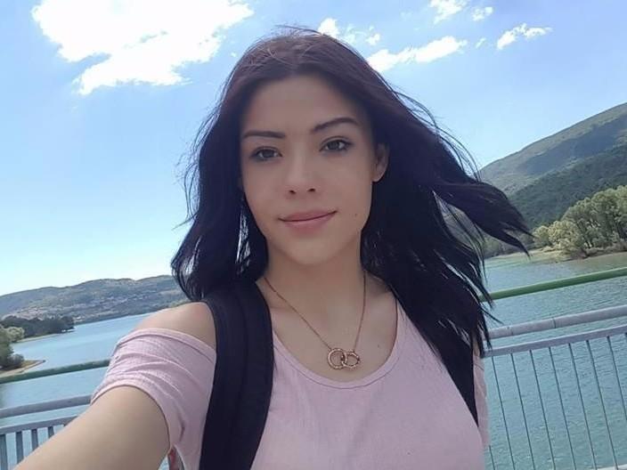  Tatălui i s-a părut că fiica lui stă prea mult la baie, așa că a intrat peste ea. Când a văzut ce era acolo, a început să țipe. Ce făcuse tânăra de 19 ani din România 497472