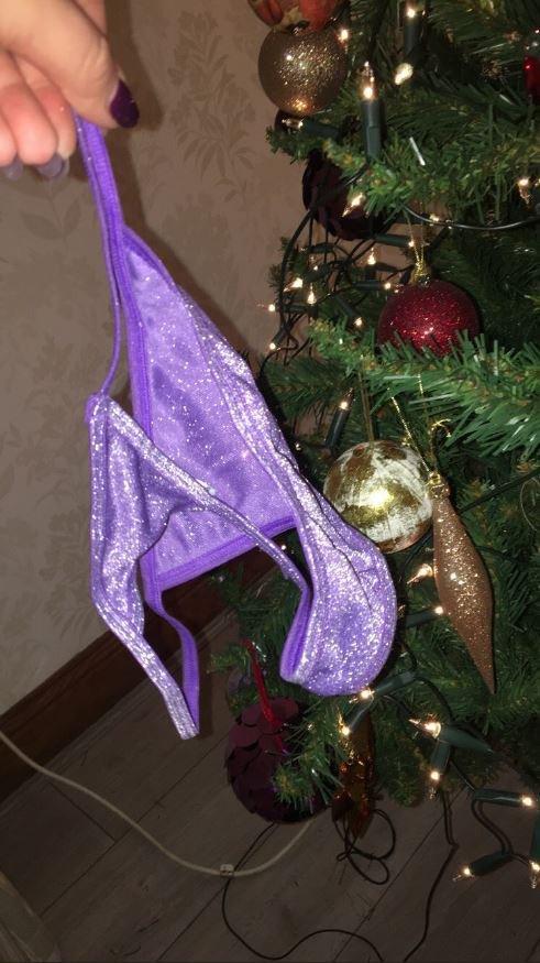 A împodobit bradul cu bunica ei și a trăit un șoc. Ce a găsit tânara în globurile atârnate 497683