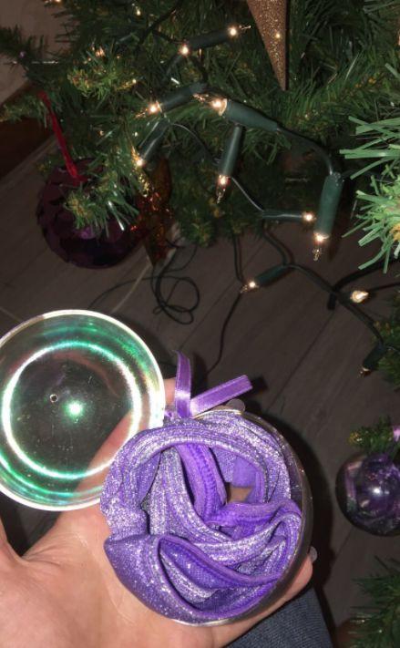 A împodobit bradul cu bunica ei și a trăit un șoc. Ce a găsit tânara în globurile atârnate 497684