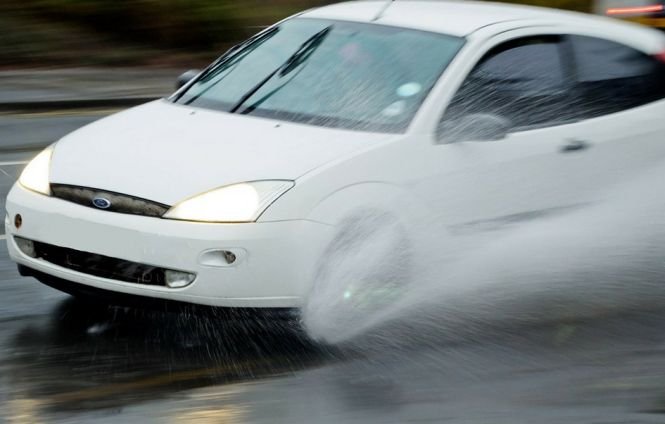 Atenție, șoferi! Plouă torențial pe Autostrada Bucureşti - Ploieşti. E pericol de acvaplanare 