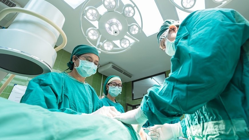 De ce poartă medicii halate verzi sau albastre când operează