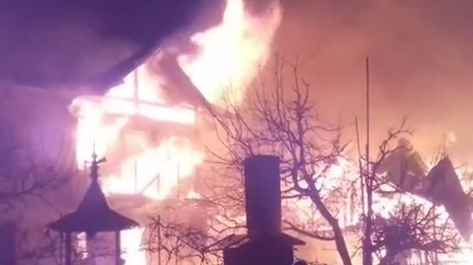 Incendiu devastator în Prahova. Zeci de pompieri s-au luptat cu focul mai bine de cinci ore