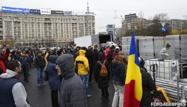 Protest în fața Guvernului: „România, condamnată la tăcere”. Sute de oameni cu benzi negre pe ochi