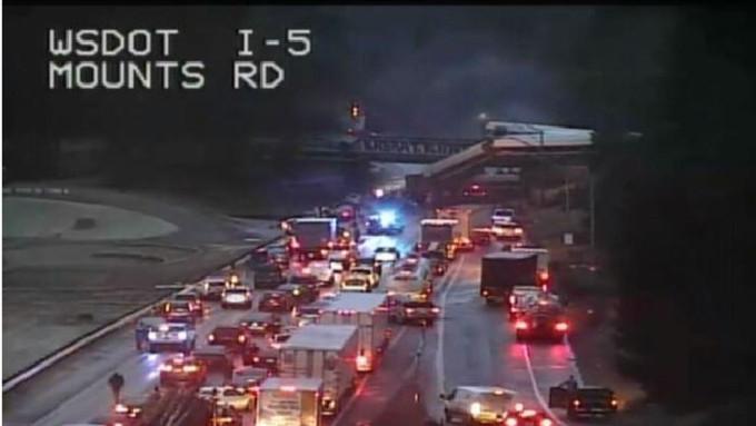 Grav accident feroviar în SUA. Un tren a deraiat și a ajuns pe autostradă 497954