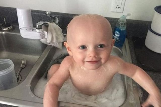 Motivul pentru care acest bebeluș este spălat în chiuvetă! Ai zice că cineva își bate joc de el. Adevărul este de fapt altul… Cât de trist!