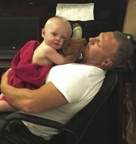 Motivul pentru care acest bebeluș este spălat în chiuvetă! Ai zice că cineva își bate joc de el. Adevărul este de fapt altul… Cât de trist! 497845