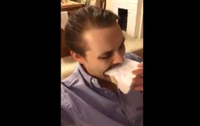 Au vrut ca prima lor aniversare să fie specială, așa că mirii au decis să-și păstreze partea de sus a tortului de nuntă. L-au pus la congelator, iar în ziua cea mare așteptau cu emoție. Când au tăiat o felie, au avut un șoc. În interior se afla... (FOTO) 498106