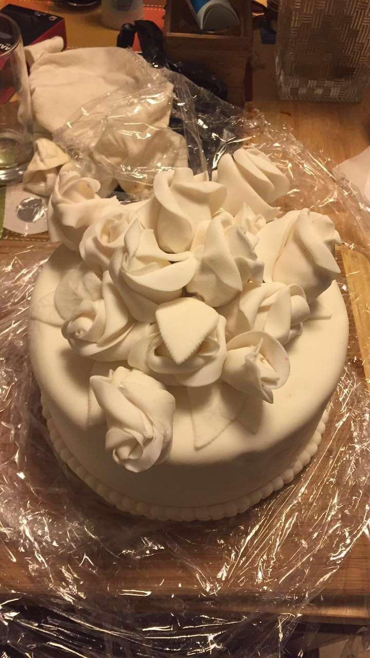 Au vrut ca prima lor aniversare să fie specială, așa că mirii au decis să-și păstreze partea de sus a tortului de nuntă. L-au pus la congelator, iar în ziua cea mare așteptau cu emoție. Când au tăiat o felie, au avut un șoc. În interior se afla... (FOTO) 498107