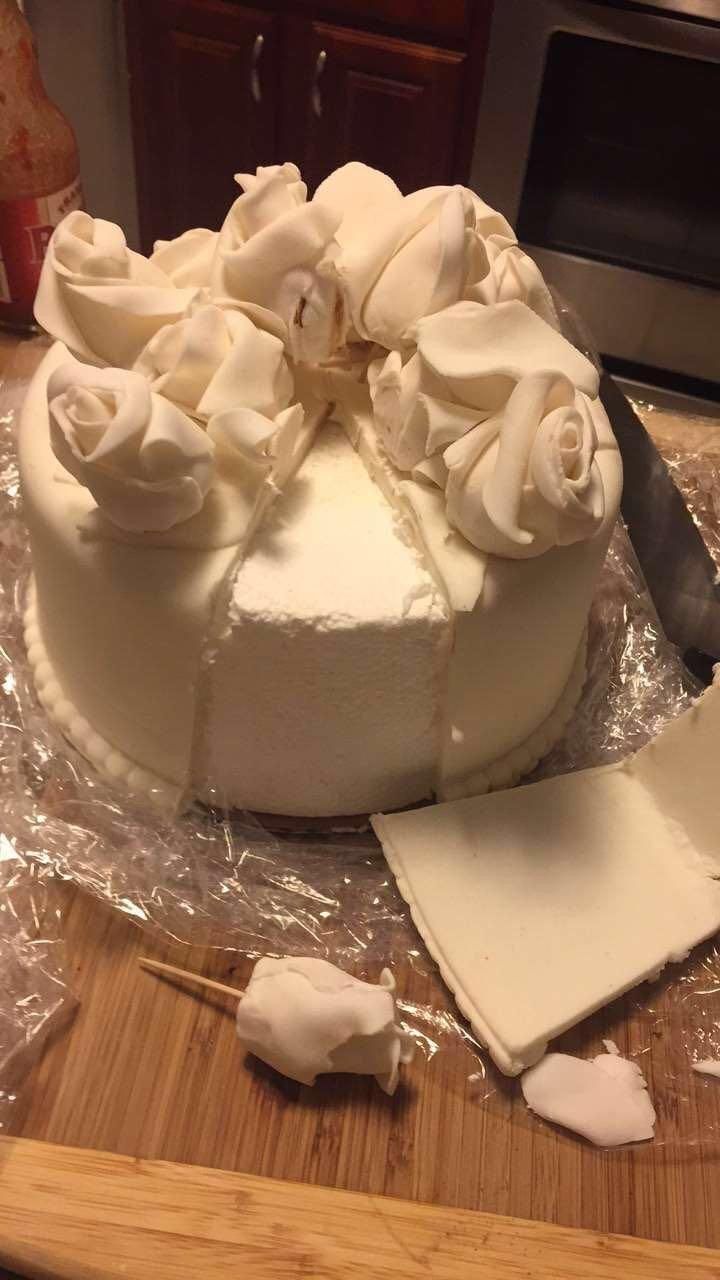 Au vrut ca prima lor aniversare să fie specială, așa că mirii au decis să-și păstreze partea de sus a tortului de nuntă. L-au pus la congelator, iar în ziua cea mare așteptau cu emoție. Când au tăiat o felie, au avut un șoc. În interior se afla... (FOTO) 498108