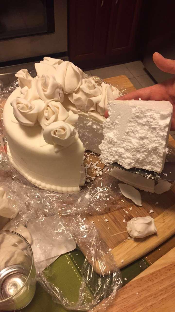 Au vrut ca prima lor aniversare să fie specială, așa că mirii au decis să-și păstreze partea de sus a tortului de nuntă. L-au pus la congelator, iar în ziua cea mare așteptau cu emoție. Când au tăiat o felie, au avut un șoc. În interior se afla... (FOTO) 498109