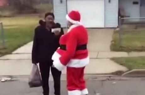 S-a îmbrăcat în Moș Crăciun și i-a oferit o bancnotă unei femei a străzii. Ce a urmat este de-a dreptul incredibil (FOTO+VIDEO)