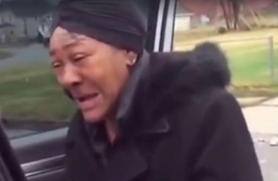 S-a îmbrăcat în Moș Crăciun și i-a oferit o bancnotă unei femei a străzii. Ce a urmat este de-a dreptul incredibil (FOTO+VIDEO) 498128