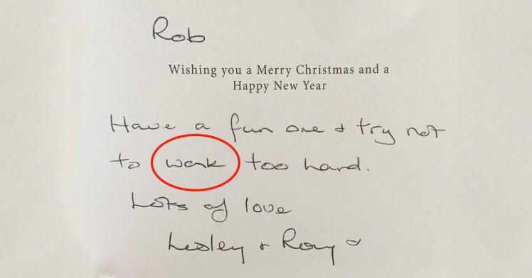 Credea că a primit o felicitare minunată din partea familiei. O citea și recitea, când a realizat de fapt ce scria în ea. A înnebunit pe loc 498306