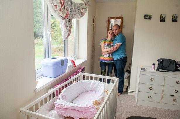 Primiseră o casă de la primărie și sperau să aibă parte de un nou început. Într-o seară, au văzut cum tapetul din dormitor se îndepărta de perete. Când s-au uitat, au avut un șoc (FOTO) 498212