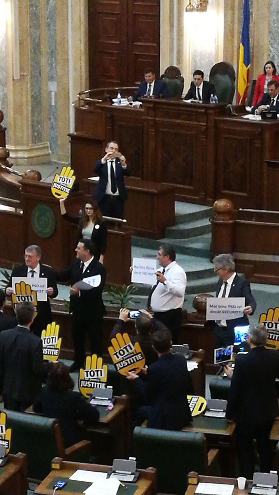 Scandal fără limite la Senat. Pesediștii protestează în fața useriștilor care protestează și ei 498285