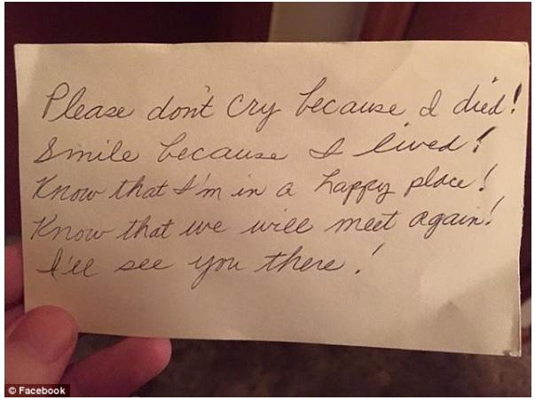 Îi murise soția de curând și în timp ce îi sorta lucrurile, bărbatul a dat peste un bilețel ascuns. Când l-a citit a izbucnit imediat în lacrimi: „Este ceva de neimaginat” 498535