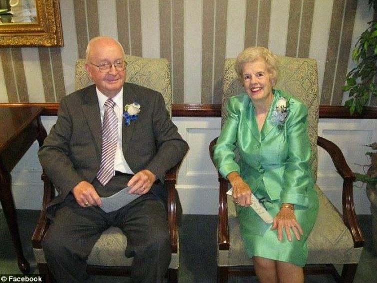 Îi murise soția de curând și în timp ce îi sorta lucrurile, bărbatul a dat peste un bilețel ascuns. Când l-a citit a izbucnit imediat în lacrimi: „Este ceva de neimaginat” 498536