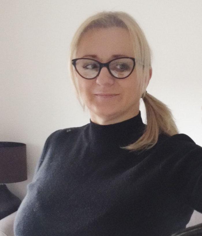 S-a trezit în miezul nopții să-și ia ceva din bucătărie. A zărit ceva ciudat în patul pisicii, așa că a aprins lumina. A avut un șoc. Acolo stătea …„Doamne, pe unde a intrat?” (GALERIE FOTO) 498439