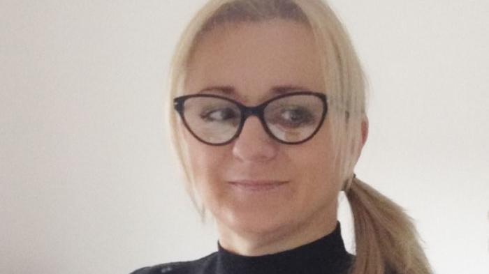 S-a trezit în miezul nopții să-și ia ceva din bucătărie. A zărit ceva ciudat în patul pisicii, așa că a aprins lumina. A avut un șoc. Acolo stătea …„Doamne, pe unde a intrat?” (GALERIE FOTO) 498442