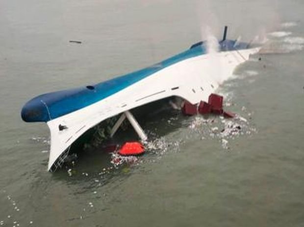 Un feribot cu 251 de persoane la bord s-a răsturnat
