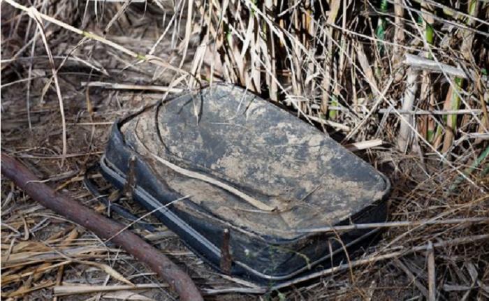 A găsit o valiză veche și murdară, abandonată într-un tufiș. S-a apropiat și când a deschis-o a avut un șoc. A pus mâna pe telefon și a cerut ajutor: „Cine ar fi putut să facă așa ceva?” (FOTO) 498664