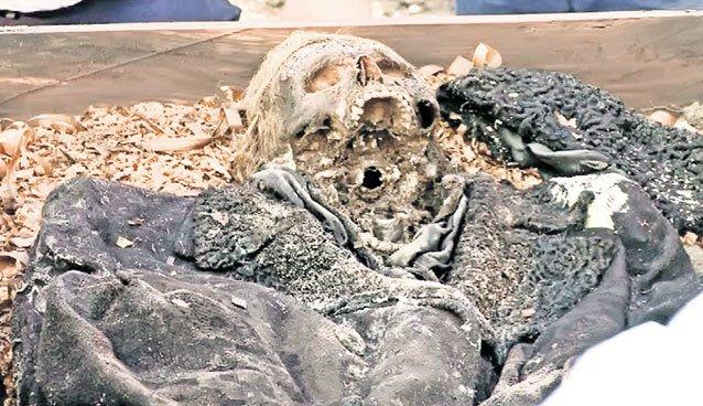 Imagini de la deshumarea lui Nicolae Ceauşescu! Părul, celebrul palton şi căciula de astrahan au rezistat chiar şi după două decenii - FOTO în articol 498833