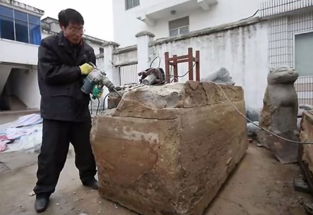 Muncitorii lucrau la drum când au dat peste o cutie uriașă din piatră. Au decis să o deschidă, însă nu le-a venit să creadă ce văd. În interior se afla....(FOTO+VIDEO)