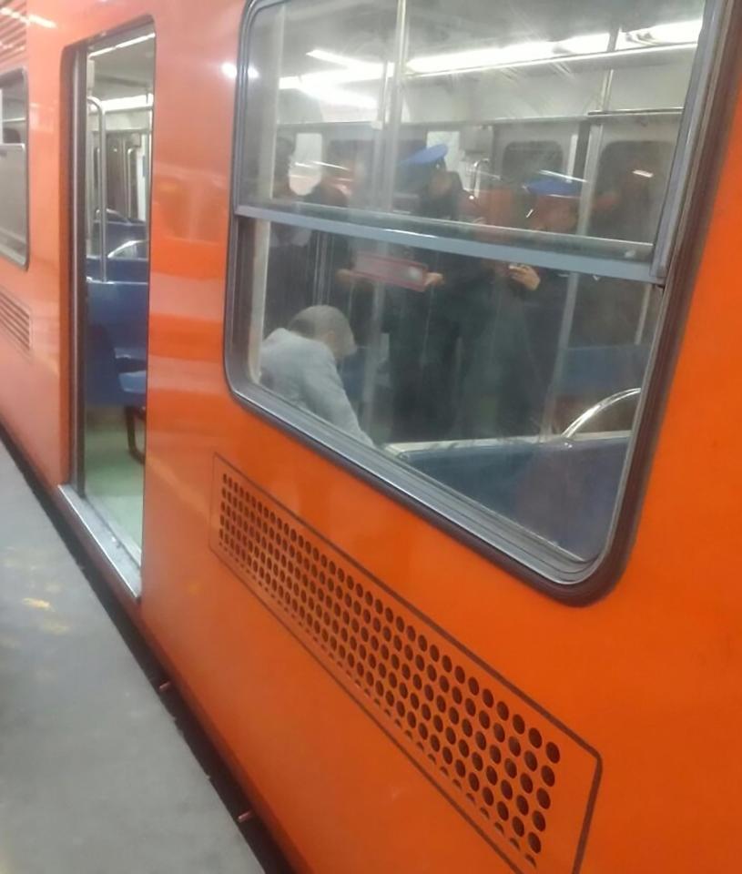 La final de program, angajații metroului au văzut într-un vagon un bătrân care dormea. S-au dus să-l trezească, dar când i-au văzut fața, au înmărmurit. Bătrânul era ... (FOTO) 498854
