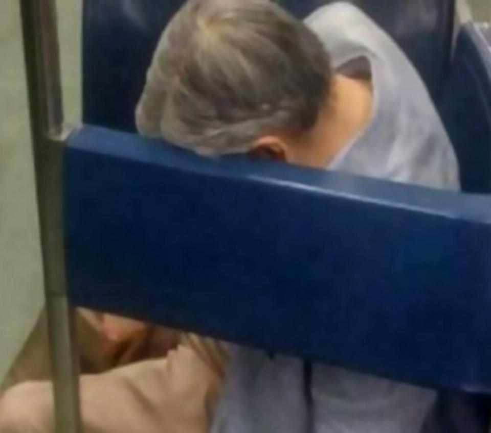 La final de program, angajații metroului au văzut într-un vagon un bătrân care dormea. S-au dus să-l trezească, dar când i-au văzut fața, au înmărmurit. Bătrânul era ... (FOTO) 498856