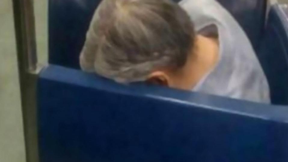 La final de program, angajații metroului au văzut într-un vagon un bătrân care dormea. S-au dus să-l trezească, dar când i-au văzut fața, au înmărmurit. Bătrânul era ... (FOTO)