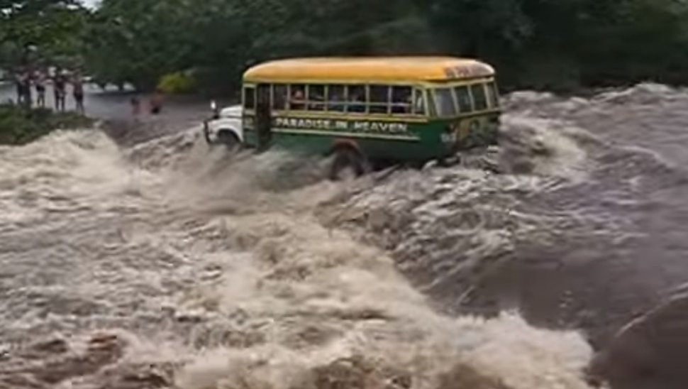  Un autocar cu pelerini a plonjat în apă, de la 20 de metri. Zeci de persoane și-au pierdut viața în urma incidentului