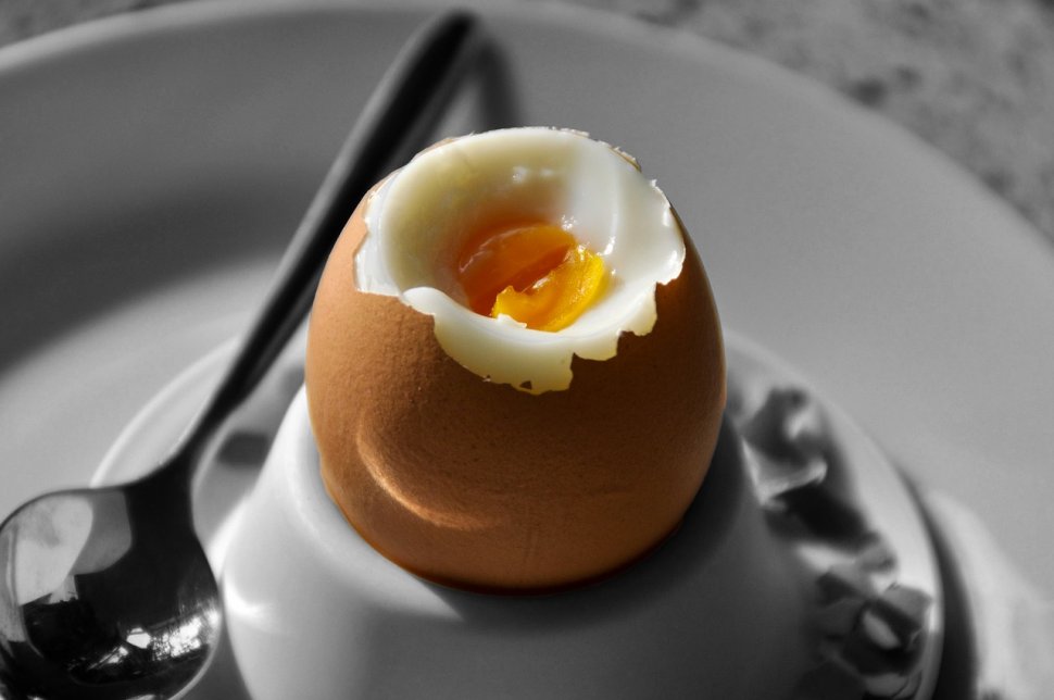 Ce se întâmplă când pui un ou fiert în cuptorul cu microunde. Sigur nu te așteptai la acest rezultat