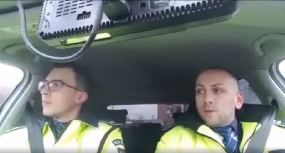 Polițiștii îi deschid calea lui Moș Crăciun. Lucrul pe care l-au făcut, a devenit viral pe rețelele de socializare - VIDEO