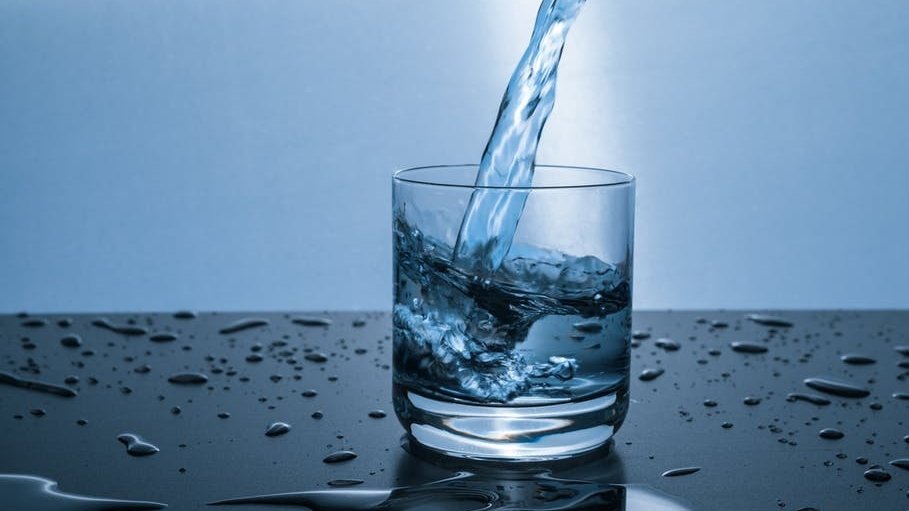 Cum și de ce ar trebui să bem mai multă apă. Ce recomandă specialiștii