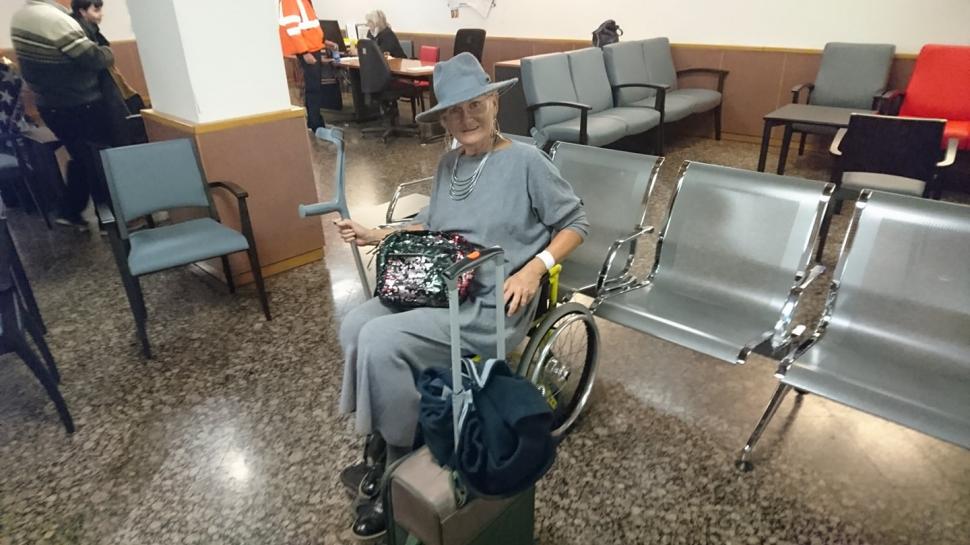 Imaginea durerii. Monica Tatoiu, în cărucior. “Linişte. Sala de îmbarcare handicapaţi… 499166