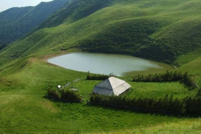 Lacul fără fund din România, locul în care oamenii şi-au aruncat bogăţiile