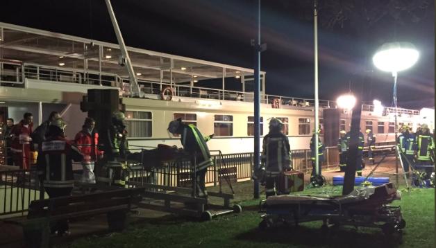 Tragedie pe fluviul Rin. O navă cu 129 de pasageri s-a ciocnit de un pilon de autostradă 499476