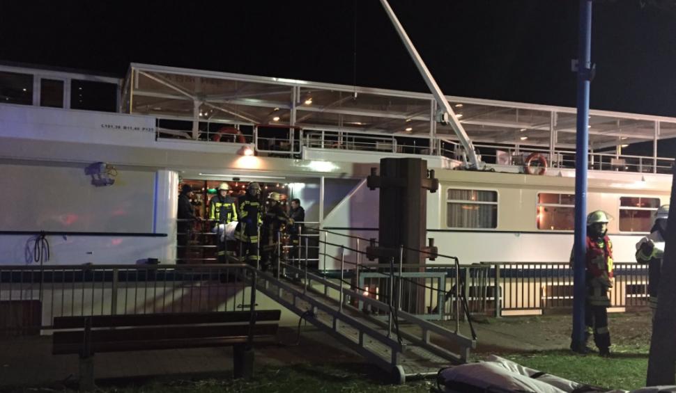 Tragedie pe fluviul Rin. O navă cu 129 de pasageri s-a ciocnit de un pilon de autostradă 499477