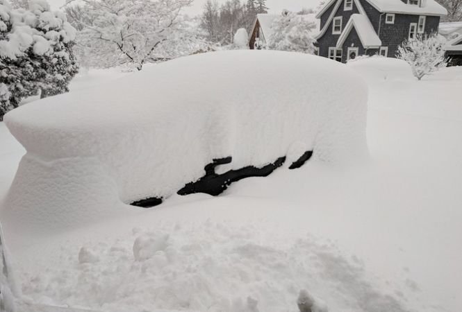 Un oraș întreg a fost îngropat în zăpadă. Șoferii nu şi-au mai găsit maşinile - Galerie FOTO