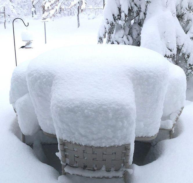 Un oraș întreg a fost îngropat în zăpadă. Șoferii nu şi-au mai găsit maşinile - Galerie FOTO 499617